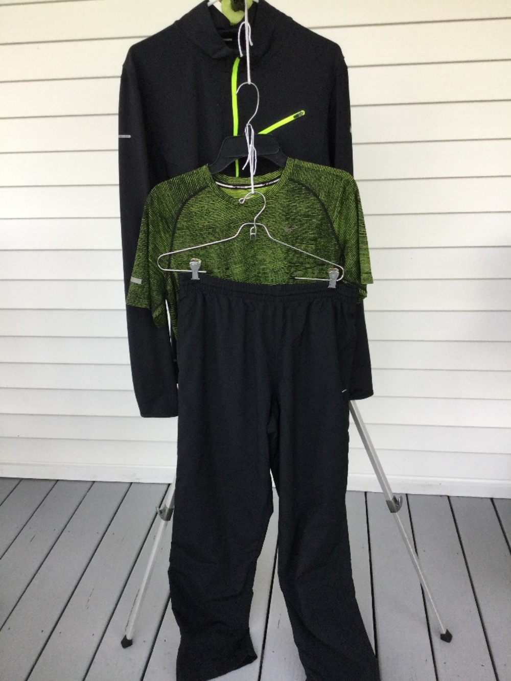 Nike Men’s Nike Running Pull-over 3/4 Zip Jacket, SS T-Shirt, Wind pants, Medium